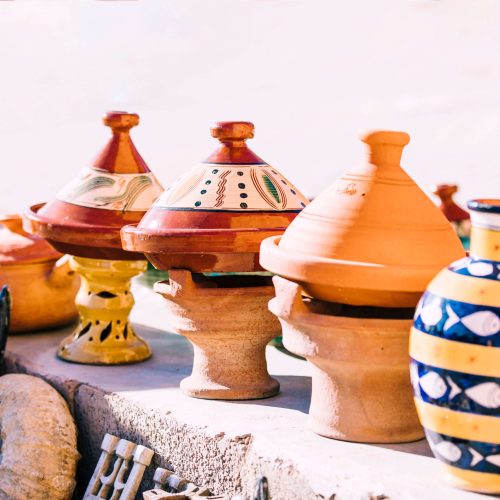 pots-en-terre-cuite-sur-un-marche-au-maroc 2